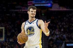 外线开炮！波斯特开场飙中2记三分 帮助勇士取得领先