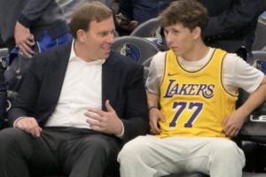 看着不心痛吗！独行侠老板与身穿东契奇湖人球衣的球迷交谈